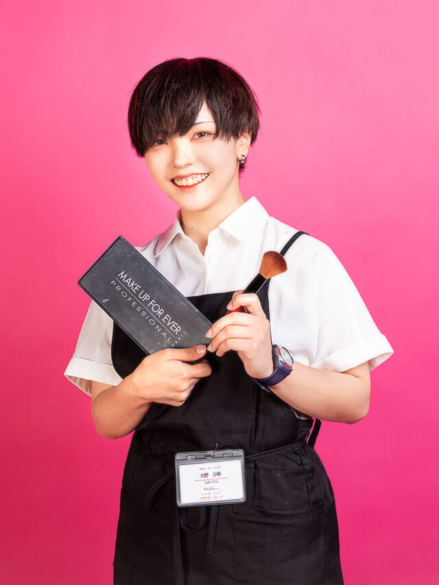 メイクスタッフ