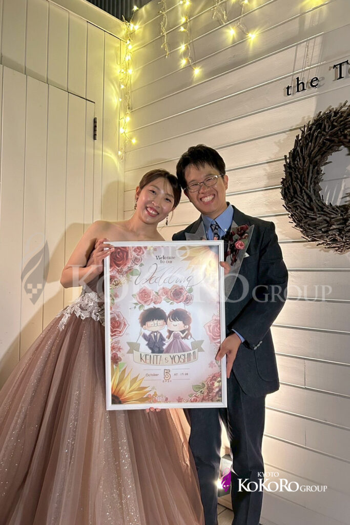 ウェルカムボードを持った笑顔の写真