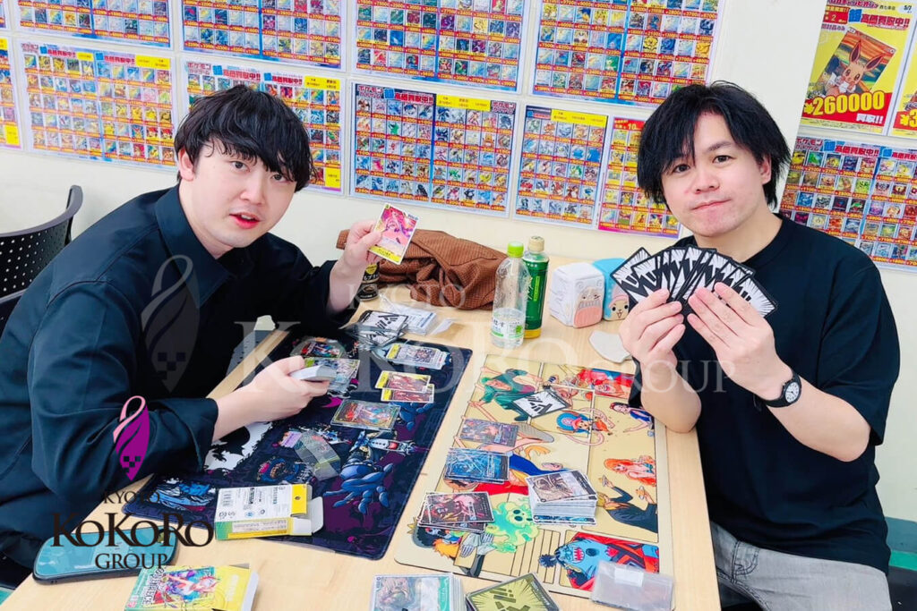 ワンピースカードゲームで藤本さんと対戦を楽しむ様子
