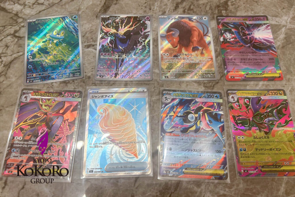 ポケモンカードの開封結果をスタッフ同士で報告する様子
