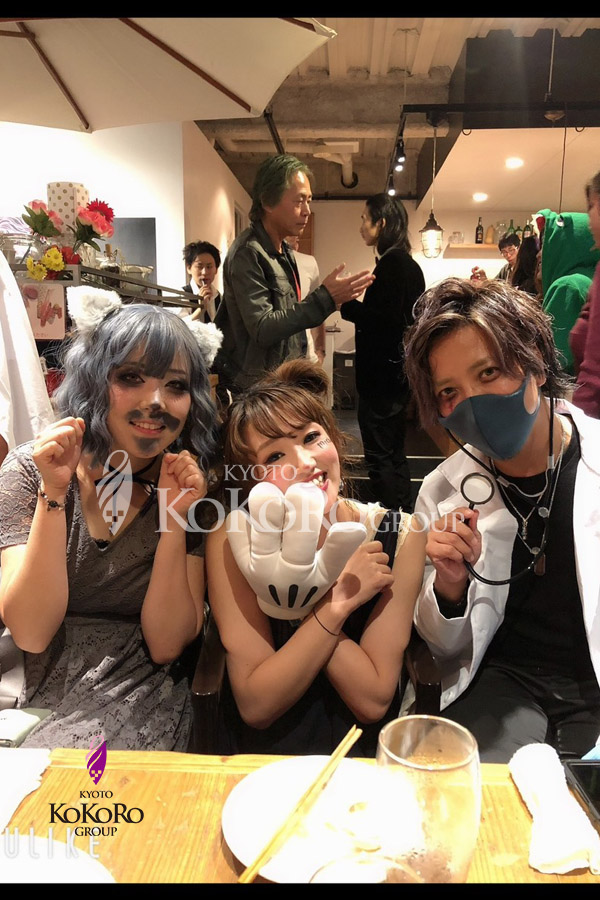 ミッキーマウス姿の加治と京都ココログループスタッフのHALLOWEEN仮装