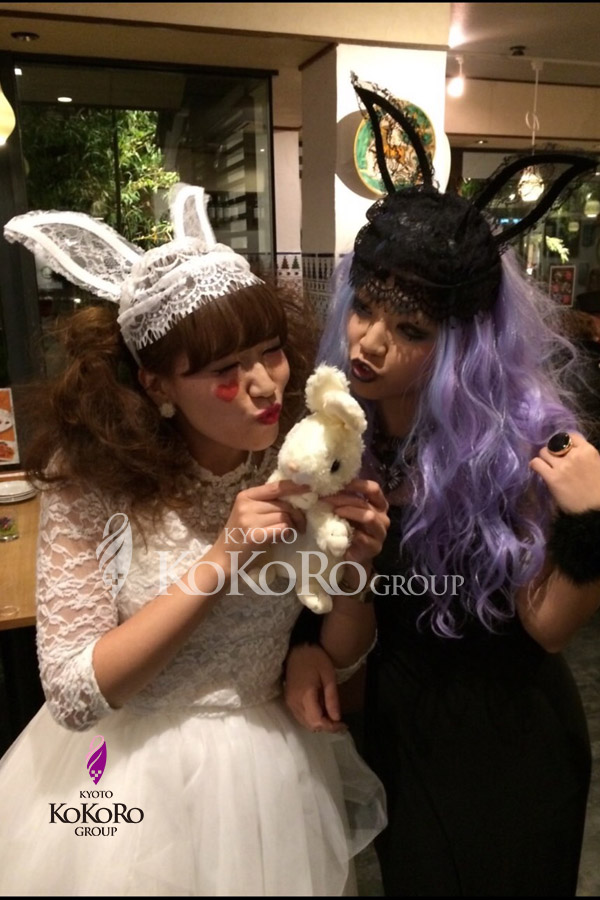 白と黒のバニー姿で楽しむ京都ココログループスタッフのHALLOWEEN