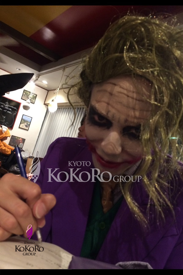 ジョーカーに扮した京都ココログループのカメラマン細野によるHALLOWEEN仮装