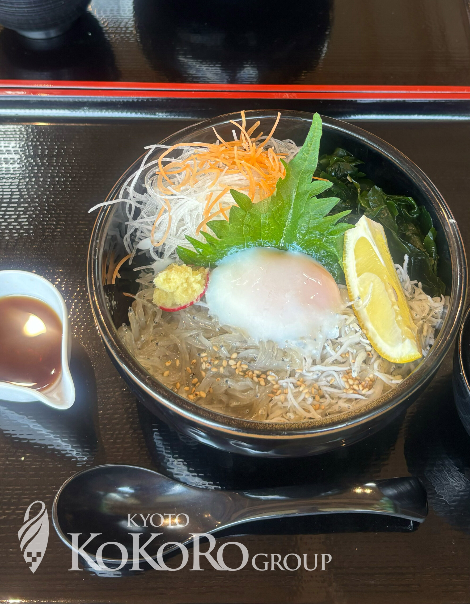 淡路産の生しらすと釜揚げしらすを味わえる食べ比べ丼